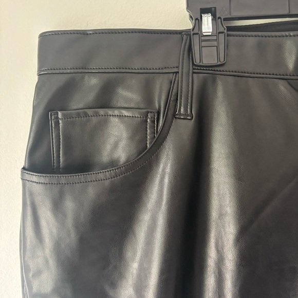 Abercrombie & Fitch The 90s Straight Ultra High Rise Faux Leather Pant Black - Picture 4 of 11